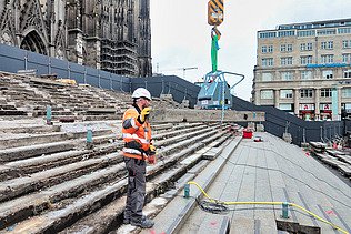 Foto von einem Mann an den Treppenstufen mit Platte in der Hand