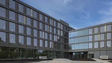Entrance area in the courtyard of the Esslingen District Office