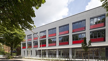 Moderne Schule mit roter Fassadengestaltung und funktionalem Design