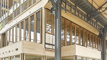 Foto eines Gebäudeteiles aus Holz in der Halle von Gare Maritime Brüssel