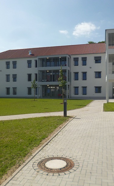 Frontale Ansicht auf den Eingang der PLG