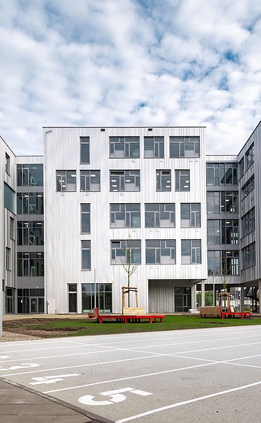 Foto moderner Schulcampus an der Allee der Kosmonauten in Berlin-Lichtenberg 