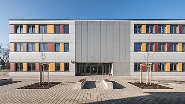 Foto Außenansicht Gemeinschaftsschule 6 mit strapazierfähigen Schichtstoffplatten