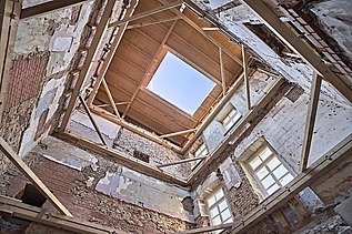 Foto Baustelle Historische Gebäudeansicht des Rathauses Straubing mit neogotischer Fassade und markantem Turm.