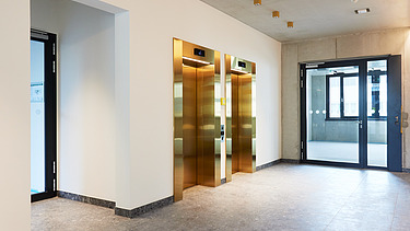 Treppenhaus mit Aufzügen bei INK Inspire Neukölln in Berlin