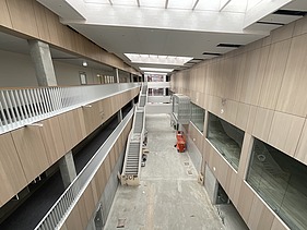 Foto des Innenausbaus einer Gewerbehalle. Man sieht viele Holzoberflächen.