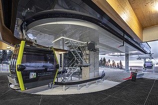 Bild einer Seilbahnstation am Ochsenkopf mit Gondel im Winter