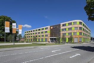 Foto des Verwaltungsgebäudes Stadtwerke Lübeck. Zu sehen ist ein moderner Holzbau.