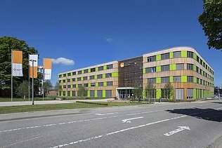 Foto des Verwaltungsgebäudes Stadtwerke Lübeck. Zu sehen ist ein moderner Holzbau.