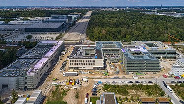 Vogelansicht auf die Baustelle und das gesamte Grundstück des Schulzentrums