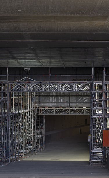 Erection of a trough structure with scaffolding at the entrance