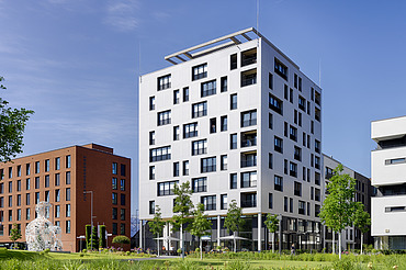 Foto des Gebäudes SKAIO Stadtsiedlung in Heilbronn. Man sieht ein mehrgeschossiges, weißes Gebäude.