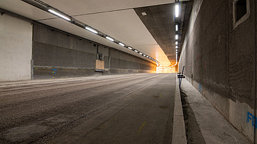 Foto von der Fahrbahn in einem Tunnel