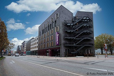 Tagesansicht des Hotelgebäudes PREMIER INN Hamburg-St. Pauli mit moderner Architektur