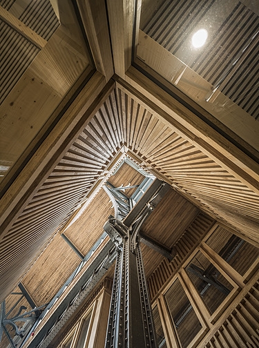 Foto im inneren der Halle von Gare Maritime Brüssel. Blick nach oben zur Deckenkonstruktion aus Holz.
