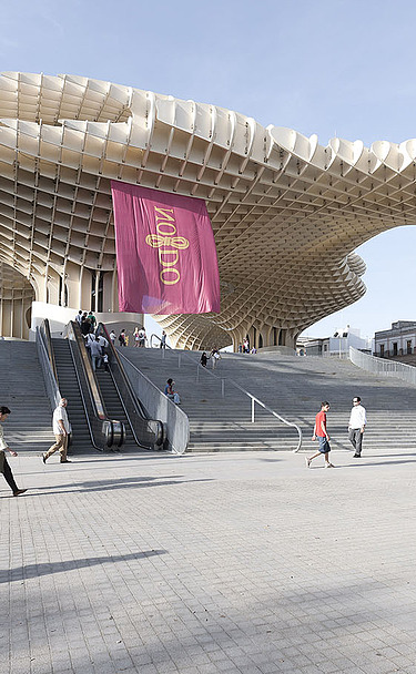 Foto des Marktplatzes Metropol Parasol in Sevilla Spanien. Man sieht sehr gorße und hohe pilzartige Holzkonstruktionen.