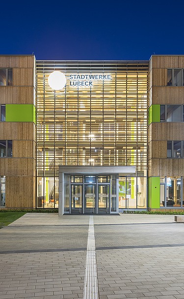 Foto des Verwaltungsgebäudes Stadtwerke Lübeck. Zu sehen ist ein moderner Holzbau.