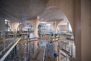 Picture with a view of four wooden columns