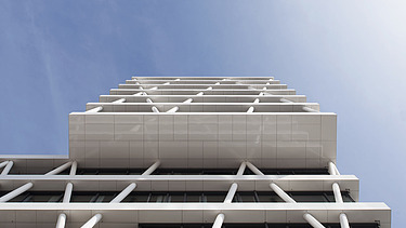 Fassade eines Bürogebäudes mit Blick nach oben