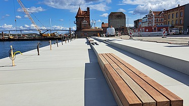 Sitzbank auf der Hafeninsel Stralsund