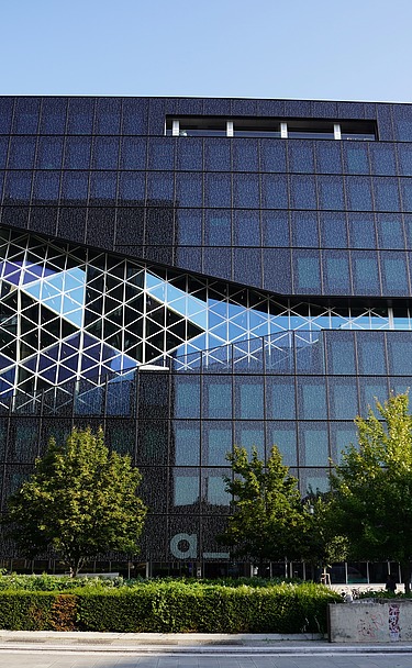 Aussenansicht des Axel-Springer-Neubaus in Berlin mit großer 3D Fassade