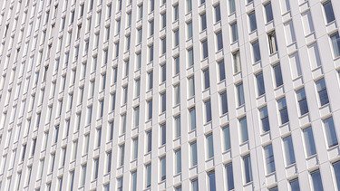 Nahaufnahme der Fassade eines Krankenhauses