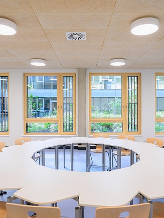 Bild eines Klassenzimmers mit einem einzelnen Tischen die einen Kreis formen