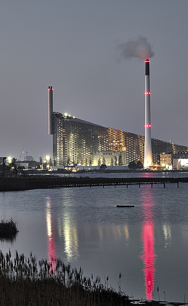 Foto der innovativen Müllverbrennungsanlage Amager Bakke in der Dämmerung