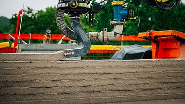 Photo Creation of a concrete wall using 3D concrete printing