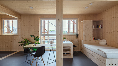 Foto des Collegium Academicums in Heidelberg. Man sieht einen möblierten Raum mit vielen Holzoberflächen.