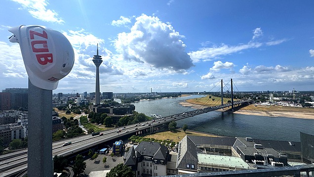 Photo View of the Rheinknie Bridge in Düsseldorf from the scaffolding