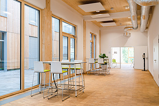 Foto eines möblierten Aufenthaltsraumes der Uni Witten. 