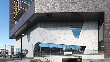 Seitliche Sicht auf das Gebäude mit Fahrradausfahrt