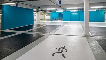 Foto eines Personen-Icons auf dem Boden einer Tiefgarage