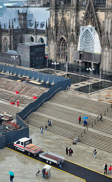 Foto einer Baustelle an einem Vorplatz vor einer Kirche