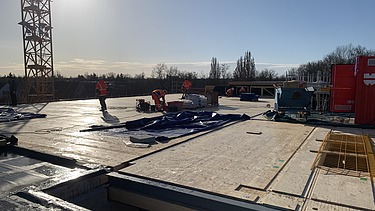 Foto der Montage des Paul-Klee-Gymnasium in Gersthofen. Man sieht eine Holzdecke von oben.