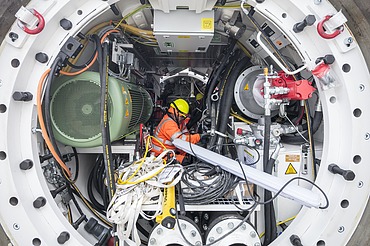 Foto Mann in Microtunneling Maschine sitzend