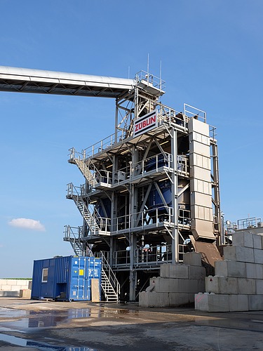 Side view of the floor washing tower during the day