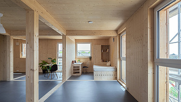 Foto des Collegium Academicums in Heidelberg. Man sieht ein weißes Gebäude und den Innenhof.