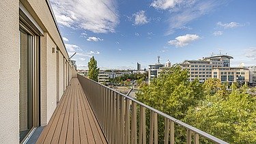 Aufnahme von einem Balkon der Wohnanlage Atriumquartier in Leipzig mit Blick in die Stadt