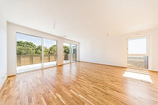 Beispiel eines Zimmer mit hellem Parkettboden der Wohnanlage PURA