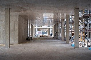 Baustellenfoto vom Inneren eines Bürogebäudes, Betonwände sind zu sehen