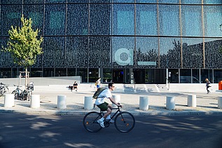 Fahrradfahrer fährt am Axel-Springer-Neubau in Berlin vorbei