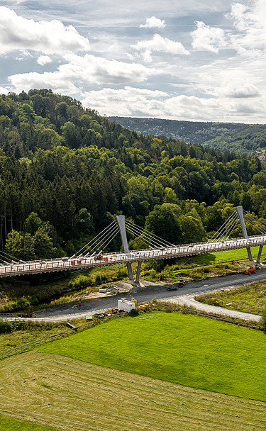 Drohnenaufnahme der Talbrücke Schorgast in idyllischer Landschaft