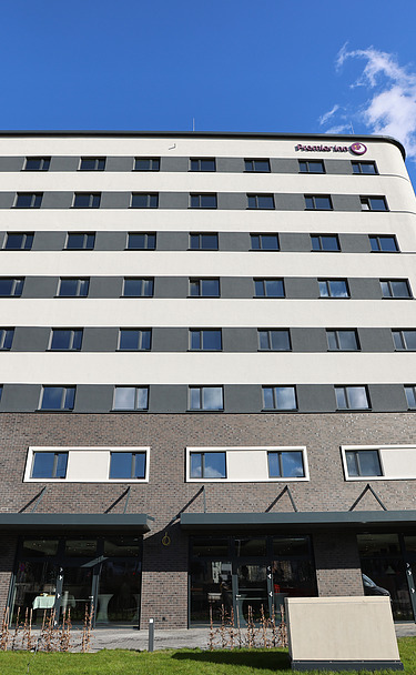 Frontale Ansicht auf das Premier Inn Hotels in Saarbrücken