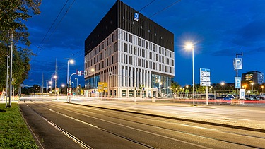 Neue Verwaltungszentrum - Stadtforum Dresden bei Nacht