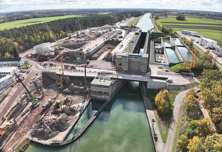 Drohnenbild des Baus der neuen Schleuse Kriegenbrunn. 