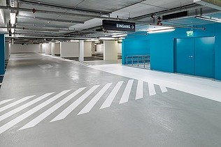 Foto einer Tiefgarage mit weiß-blauen Farbakzenten