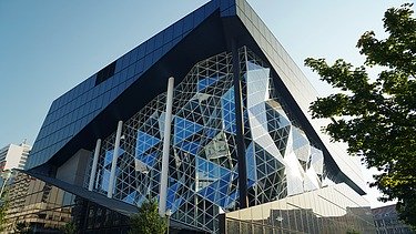 Exterior view of the new Axel Springer building, focus on 3D facade