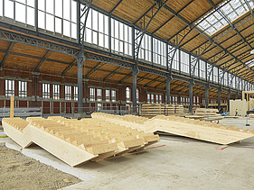 Foto von Holztreppen kurz vor Montagebeginn. Gare Maritime Brüssel